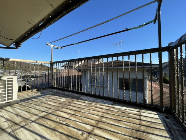 【バルコニー】 | バルコニーは、室外の専用スペースのうち、「屋根がなく開放された空間」であるものを指します。ベランダより広いタイプのものが多く、日当たりもよいため家庭菜園などを楽しみたい人にとって適した環境となります。