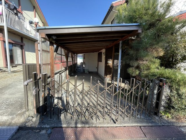 【駐車場】 | 駐車場と明記されていても、最小スペースでつくられた駐車場だと大型車は駐車できなかったり、出入りしにくくなったりする可能性があります。お車のサイズと購入したい物件の駐車場のサイズを現地で確認しましょう。