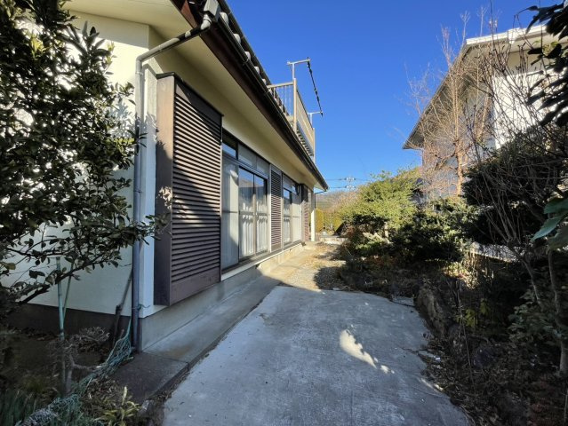 【庭】 | 庭があることでガーデニングや家庭菜園はもちろん、こどもの遊び場やペットを放して遊ぶことができます。また、家の周囲に余裕があるということです。隣地との間があれば、十分な日当たりと、風通しが確保できます。