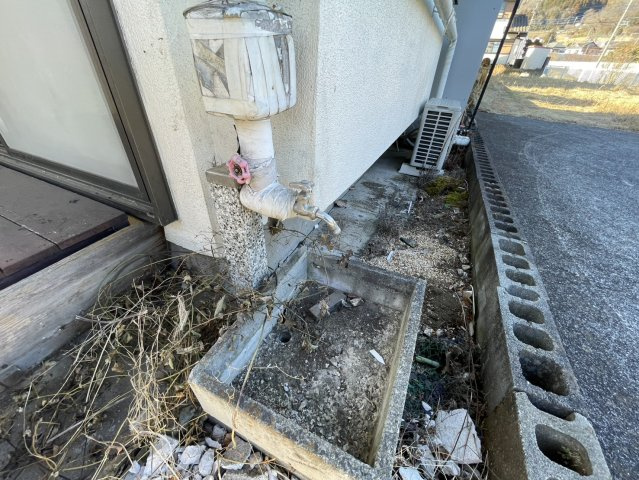 【設備】 | 敷地内に散水栓や立水栓があると便利です。水道水を直接利用できるため、水を運ぶ手間を省くことが出来ます。大量の水を必要とする洗車作業や清掃などに役立ちます。その他設備とあわせて、現地でご確認ください。
