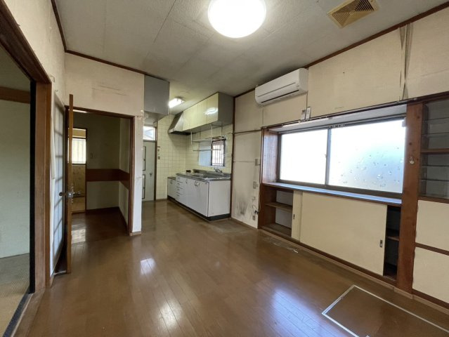 【ダイニング】 | ダイニングは、食事や家族の団らんスペースとしてだけではなく、ほかの用途としても使用することができます。ダイニングテーブルを置き、食事のためのスペースを作ることでリビングとの差別化を図ることができます。