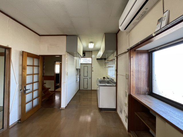 【キッチン】 | DKの物件でも広く見せたい方は、ダイニングスペースを広く使えるように工夫しましょう。低めのダイニングソファを置くと、家具の圧迫感が減り、広く見せることができ、ダイニングをリビングのように使用できます！