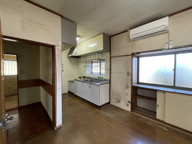 【キッチン】 | ダイニングとキッチンの間を扉や壁などで仕切らず、一体化させた間取りです。キッチンカウンターがついている物件ならば、食事をキッチンカウンターで取ることで、ダイニングスペースをリビングとして使用できます。