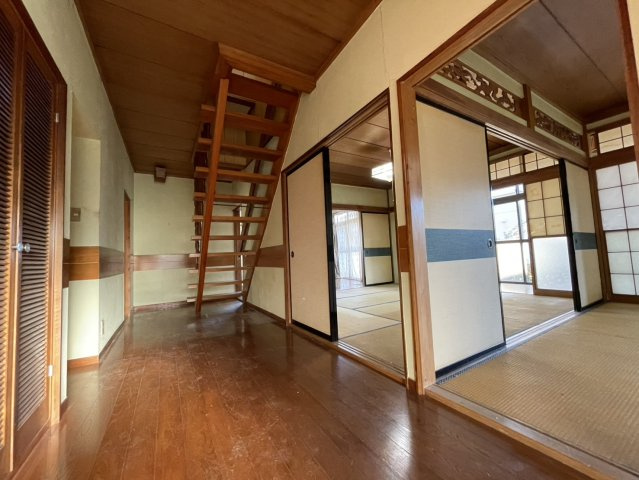 【内装】 | 限られた敷地面積の場合、収納スペースを狭くして居室スペースを広く取ろうとすると、収納スペースがなくて困ることがあります。見学の際に各部屋に収納スペースがあるか、収納を置く場所はあるのか確認しましょう。