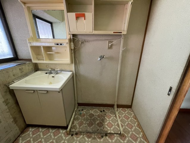 【ランドリースペース】 | ランドリースペースも気になります。洗濯機置場があり「洗う、干す、取り込む、アイロンがけ、たたむ」など、洗濯に関する家事をするための空間です。広さや収納など付帯設備も含めて、詳細は現地でご確認ください。