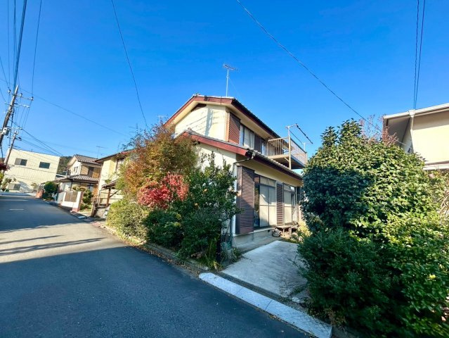 【前面道路含む現地写真】 | 住宅用の土地では前面道路に2m以上接していなければならないと法律で定められています。しかし、お持ちの車のサイズやライフスタイルなどにより、2mでは利便が悪い場合もございますので、事前に確認しましょう。