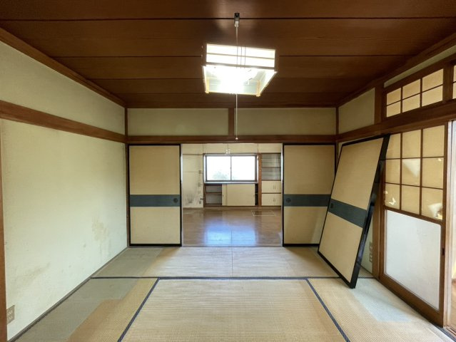 【居間・リビング】 | 直線タイプはLとDKを一直線に並べた形で対面キッチンのタイプです。一般的なのでよく見かけるかもしれません。直線タイプに似た直接アイランドタイプは、キッチンとダイニングの間に壁がない分広く感じられます。