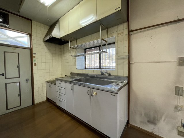 【キッチン】 | 標準的なシステムキッチンの横幅は、165cm～300cm程度です。2100・2400・2550・2700などミリ単位で表記されます。普段どのように料理をするのかを想定しながら合ったサイズを選びましょう