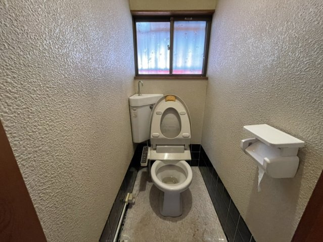 【トイレ】 | トイレは大きさや形、機能、抗菌性などが異なる多種多彩なタイプが各メーカーから出ています。それぞれに良さがあるため、事前にどういったタイプのトイレがいいのかをご家庭内で決めて、内見に行くといいでしょう。