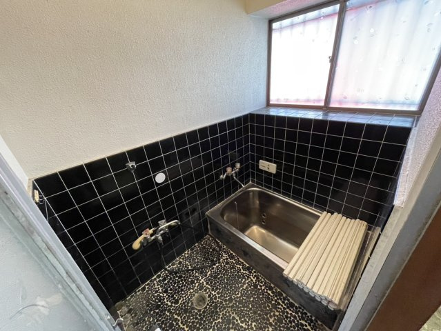 【浴室】 | 入浴時の快適さも大事なことですが、綺麗な状態を維持できなければ気持ちよく入浴できません。毎日の掃除が楽という点は大事なポイントになります！カビが生えにくく掃除がしやすい、壁や浴槽を選ぶといいでしょう。