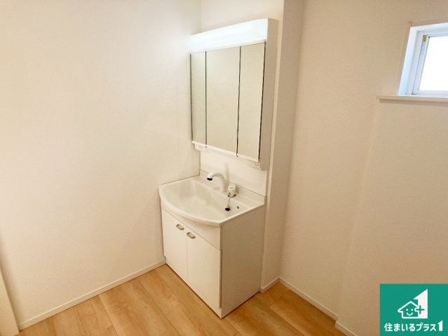 赤穂市海浜町　第2期　新築一戸建ての独立洗面台|清潔感のある洗面台です。フラットな鏡は掃除がしやすく毎日清潔！鏡裏には収納があるのでスッキリとした洗面台が保てます。