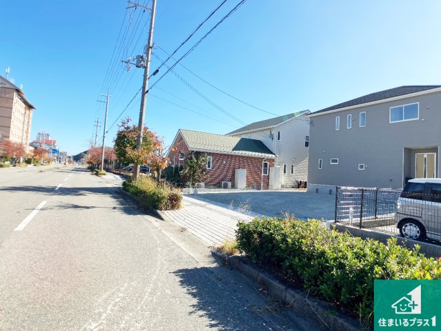 赤穂市海浜町　第2期　新築一戸建ての前面道路含む現地写真|周辺は閑静な住宅街！前面道路広々で車の出し入れも便利です。駐車が苦手な方でも安心して車庫入れできます！