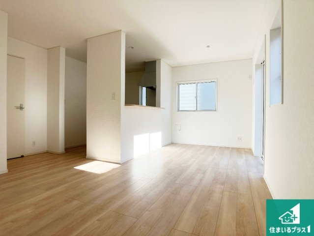 赤穂市海浜町　第2期　新築一戸建ての居間・リビング|日当たり良好の明るいリビングで朝の目覚めもスッキリできそう！対面キッチンでご家族のコミュニケーションも自然と増える設計！小さなお子様が遊ぶスペースを作っても広々とくつろげるLDK！