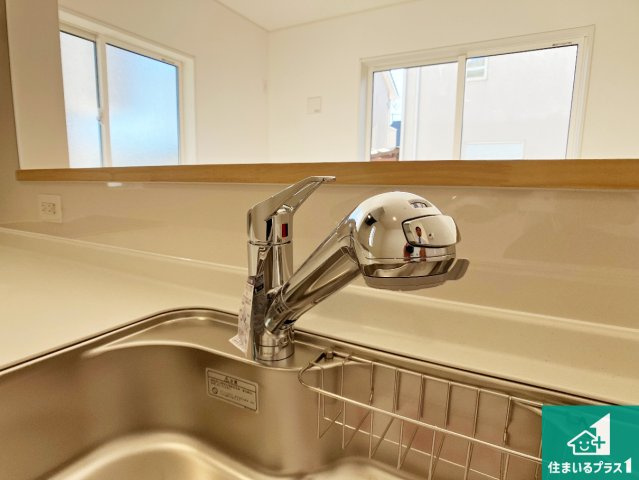 赤穂市海浜町　第2期　新築一戸建ての設備|浄水器を内蔵！炊飯時、お茶を作る時に安心してお水を使えます！お湯と冷水、浄水と原水、シャワーの切替えもワンタッチです！