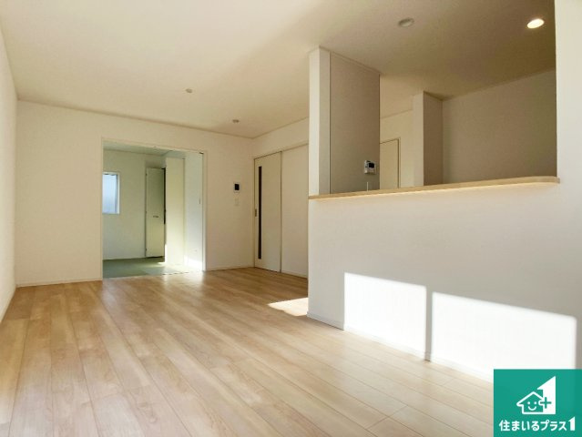 赤穂市海浜町　第2期　新築一戸建ての居間・リビング|日当たり良好の明るいリビングで朝の目覚めもスッキリできそう！対面キッチンでご家族のコミュニケーションも自然と増える設計！小さなお子様が遊ぶスペースを作っても広々とくつろげるLDK！