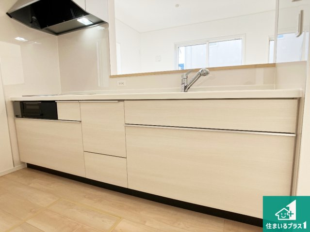 赤穂市海浜町　第2期　新築一戸建てのキッチン|子供を見守りながらお料理が出来るため家族のコミュニケーションか増えます♪スペースが広く確保されている為お子様が大きくなったときは一緒に料理を楽しめます♪