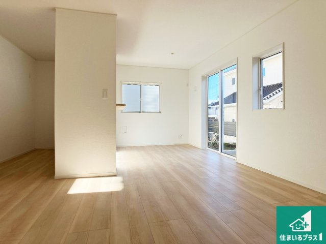 赤穂市海浜町　第2期　新築一戸建ての居間・リビング|明るいリビングで朝の目覚めもスッキリできそう！対面キッチンでご家族のコミュニケーションも自然と増える設計！小さなお子様が遊ぶスペースを作っても広々とくつろげるLDK！