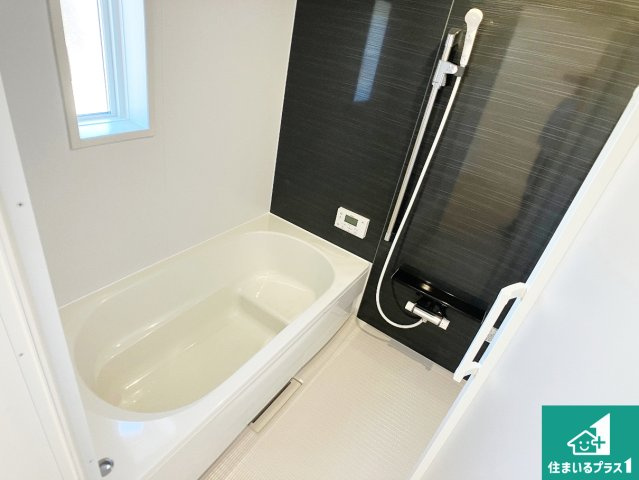 赤穂市海浜町　第2期　新築一戸建ての浴室|足をゆったり伸ばして寛げる浴槽です。窓が設けられていますので差し込む光が明るく穏やかな雰囲気にしてくれます♪浴室乾燥機も設置しているので、雨の日の洗濯物も安心です♪