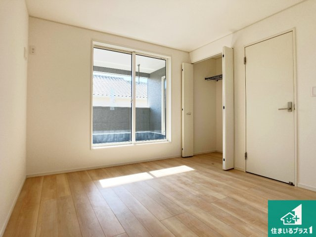 赤穂市海浜町　第2期　新築一戸建ての洋室|寝室は心地よい眠りについてもらいたくて、シンプルかつ開放的な空間な設計にしています！大きな窓から差し込む日が心地いいです♪