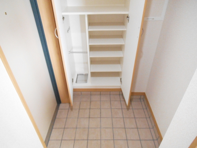 サンライズ中十条の玄関|大きな姿見、下駄箱のある玄関！