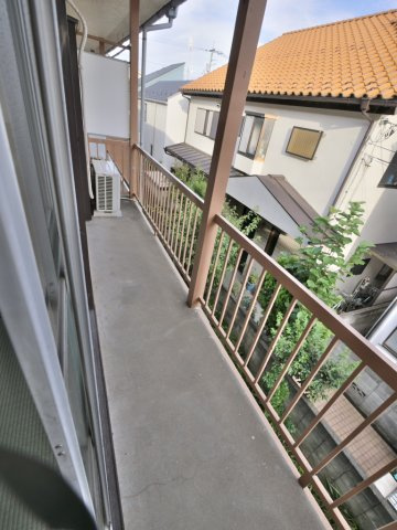 三鷹市深大寺２丁目のアパートのバルコニー