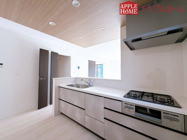 【新築住宅】深谷市上野台2期 全2棟のキッチン|キッチンから部屋中が見守れるので、小さなお子様がいるご家庭でも安心です。シンプル×ナチュラルな温かい空間は、どんなスタイルの家具も合わせやすいお部屋です。