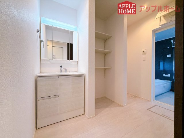 【新築住宅】深谷市上野台2期 全2棟の独立洗面台|三面鏡付きの洗面化粧台ですので、たっぷりと収納いただけます。白を基調とした清潔感のある快適空間です。毎日の身支度も気持ち良くお使い頂けます！！