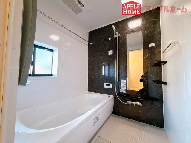 【新築住宅】深谷市上野台2期 全2棟の浴室|窓付きのバスルームは、採光もあり明るく気持ちの良い空間です。窓があることで、換気環境も良好。掃除もスムーズに出来ます