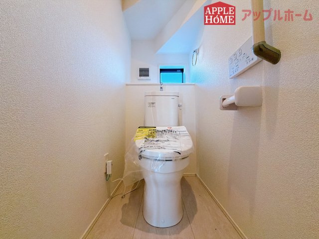 【新築住宅】深谷市上野台2期 全2棟のトイレ|白を基調とした清潔感のある明るい空間。温水洗浄便座付きで、毎日快適・清潔に使用できます。操作しやすい壁面リモコンを採用しています。