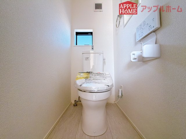 【新築住宅】深谷市上野台2期 全2棟のトイレ|白を基調とした清潔感のある明るい空間。温水洗浄便座付きで、毎日快適・清潔に使用できます。操作しやすい壁面リモコンを採用しています。