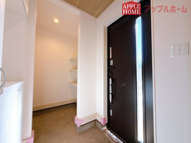 【新築住宅】深谷市上野台2期 全2棟の玄関|ガラススリットの入った玄関ドアは室内に光を届けてくれる大事な存在です。