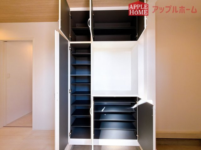 【新築住宅】深谷市上野台2期 全2棟の収納|上下棚にたっぷり靴を収納できます。「ただいま」と玄関を開けた瞬間から、奥に広がる空間を明るい室内を感じられますね♪