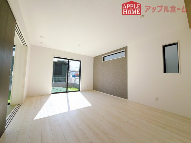 【新築住宅】深谷市上野台2期 全2棟の居間・リビング|窓から差し込む光で家族を温かく包み込みます。明るいリビングで子育てする喜びを☆いつでも見学可能です！