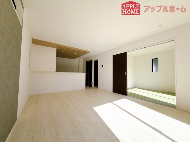 【新築住宅】深谷市上野台2期 全2棟の居間・リビング|広々リビング×対面キッチンで家族の会話も弾みます♪家族団らんの秘訣は間取りにあり☆夢のマイホームを一緒に叶えましょう！