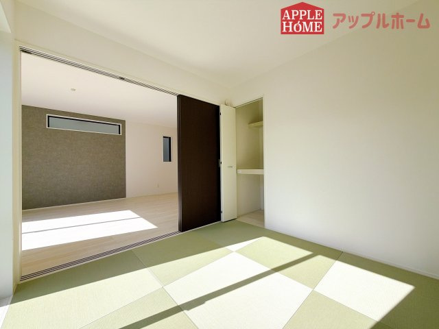 【新築住宅】深谷市上野台2期 全2棟の和室|クローゼット付きの和室は、収納スペースが豊富で部屋全体がすっきりと片付きやすいのが特徴です。衣類や荷物を整理しやすく、生活感を抑えた洗練された空間を保てます。