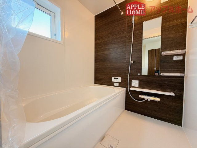 【新築住宅】深谷市国済寺 全1棟の浴室|窓付きのバスルームは、採光もあり明るく気持ちの良い空間です。窓があることで、換気環境も良好。掃除もスムーズに出来ます