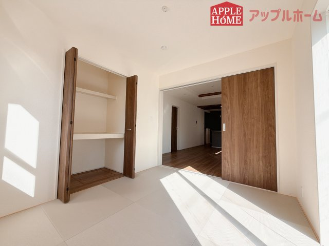 【新築住宅】深谷市国済寺 全1棟の和室|クローゼット付きの洋風和室は、収納スペースが豊富で部屋全体がすっきりと片付きやすいのが特徴です。衣類や荷物を整理しやすく、生活感を抑えた洗練された空間を保てます。