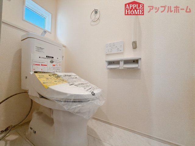 【新築住宅】深谷市国済寺 全1棟のトイレ|白を基調とした清潔感のある明るい空間。温水洗浄便座付きで、毎日快適・清潔に使用できます。操作しやすい壁面リモコンを採用しています。