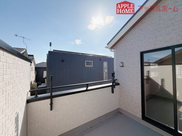 【新築住宅】深谷市国済寺 全1棟のバルコニー|家族分の洗濯物もしっかり干せます。日当たりも良く、毎日のお洗濯が楽しくなりそう♪お布団は手軽に干せていつもポカポカに☆