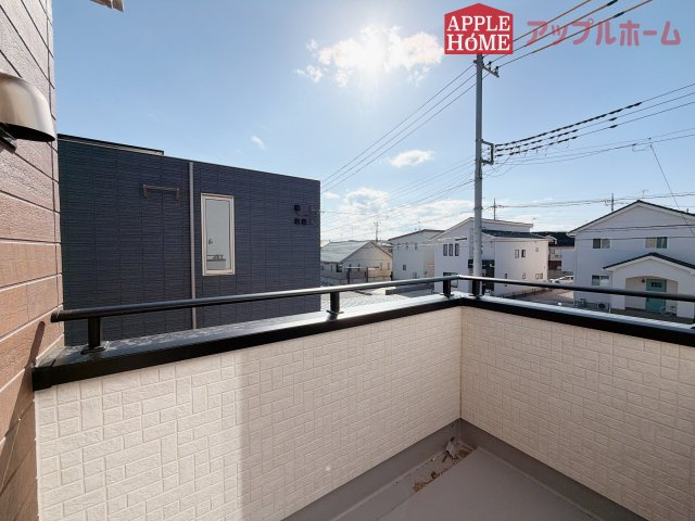 【新築住宅】深谷市国済寺 全1棟のバルコニー|家族分の洗濯物もしっかり干せます。日当たりも良く、毎日のお洗濯が楽しくなりそう♪お布団は手軽に干せていつもポカポカに☆