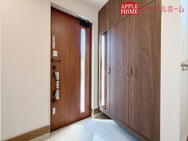 【新築住宅】深谷市国済寺 全1棟の玄関|上下棚にたっぷり靴を収納できます。「ただいま」と玄関を開けた瞬間から、奥に広がる空間を明るい室内を感じられますね♪