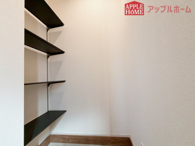 【新築住宅】深谷市国済寺 全1棟の玄関|アウトドア用品の汚れも気にせず収納できる土間収納♪