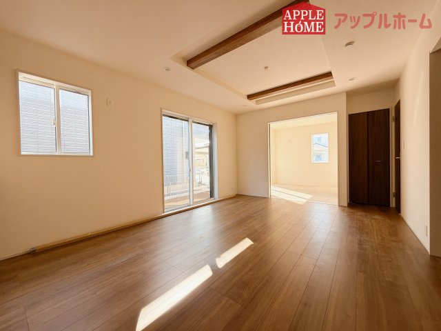 【新築住宅】深谷市国済寺 全1棟の居間・リビング|窓から差し込む光で家族を温かく包み込みます。明るいリビングで子育てする喜びを☆いつでも見学可能です！