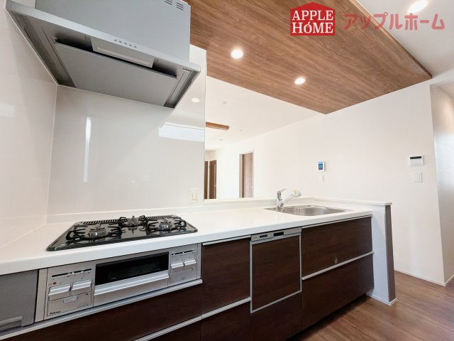 【新築住宅】深谷市国済寺 全1棟のキッチン|キッチンから部屋中が見守れるので、小さなお子様がいるご家庭でも安心です。シンプル×ナチュラルな温かい空間は、どんなスタイルの家具も合わせやすいお部屋です。