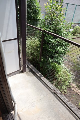 三鷹市井の頭２丁目のアパートのバルコニー