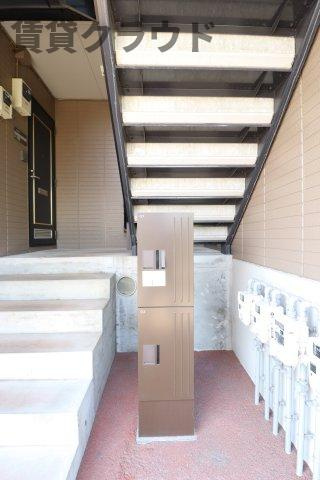 ジョイ・フィールドのエントランス|宅配ボックスがあると、自分の時間を有効活用できますね！