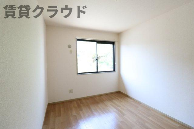 ジョイ・フィールドの寝室|広くて明るい寝室