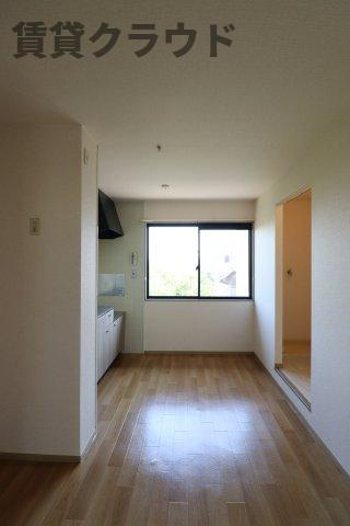 ジョイ・フィールドの居間・リビング|こちらの居間で趣味の時間をお楽しみください