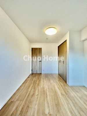 【寝室】 | ローズハイツ平井 | 【寝室】心と体をゆったりと安らげる主寝室。寝室のゆとりが大きい分だけ、暮らしの安らぎは深まります。一日の疲れを癒すだけでなく、ご夫婦の親密な語らいを紡ぎ出します