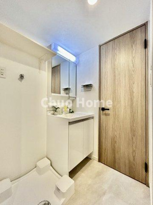 【脱衣所】 | ローズハイツ平井 | 【洗面所】明るい洗面所は朝をすっきりさせてくれる空間です。バタバタしている忙しい朝でも収納が多い洗面台では短い時間で効率良く支度ができます。